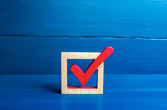 红色的投票检查马克蓝色的背景投票概念为<strong>民主选举</strong>使的最好的选择解决的问题社会民意调查权利和自由立法批准象征