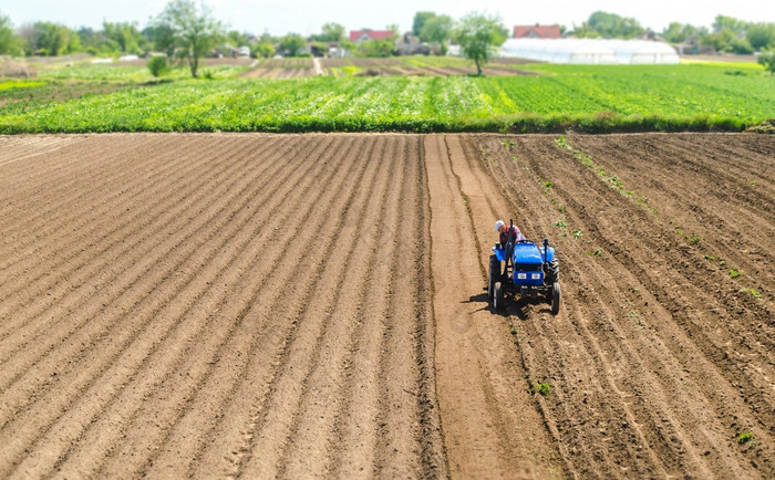 农民拖拉机驱动器农场场农业和农业综合企业日益增长的蔬菜处理和转换土壤为农业需要改善的质量的土地