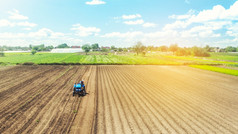农民拖拉机放松和磨的土壤准备的土地为新作物种植农业和农业农业部门的经济放松的表面培养的土地