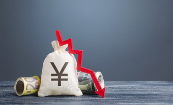 日元元钱袋和红色的箭头下来经济困难停滞经济衰退下降业务活动下降财富资本飞行高风险成本费用危机损失钱储蓄