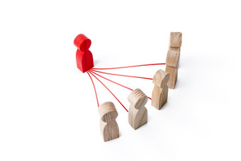 红色的领袖小雕像连接与人行领导和沟通建筑模型的关系与下属优化和高工作效率最小化官僚主义