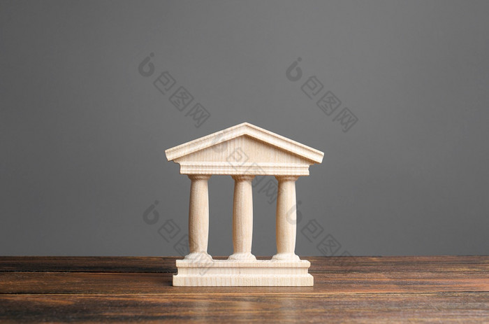 建筑小雕像与柱子古董风格概念城市政府银行大学法院图书馆建筑纪念碑的老部分的小镇银行教育政府