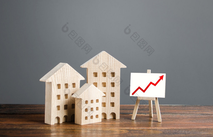 住宅建筑和画架与积极的增长趋势红色的箭头图表市场增长吸引投资提高税和房子维护真正的房地产价格增加高价值