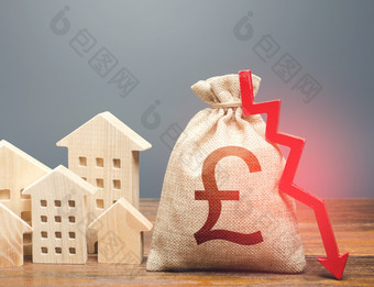 房子和英国英镑英镑钱袋与下来箭头减少维护成本能源效率下降真正的房地产<strong>市场价格</strong>物业危机低利率抵押贷款税预算