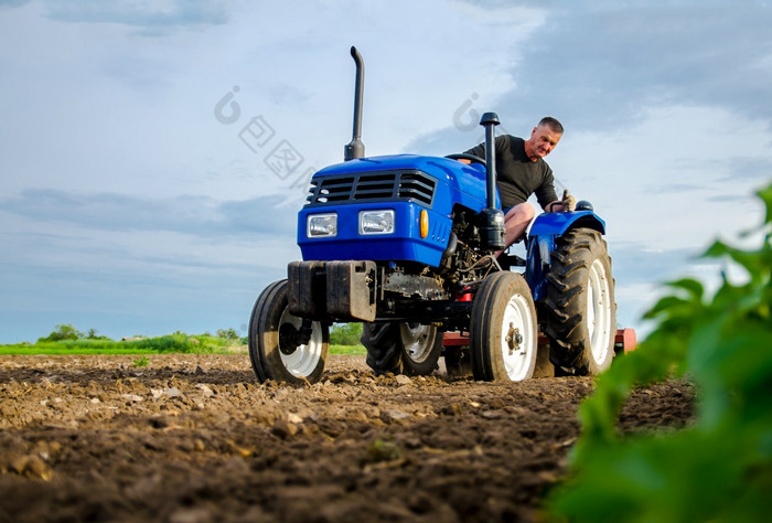 农民拖拉机作品的场铣土壤破碎和放松地面之前切割行农业农业预备土方工程之前种植新作物土地培养