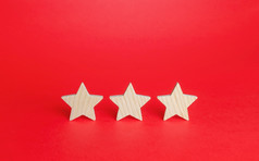 三个星星红色的背景评级评价概念服务质量买家反馈高满意度好声誉状态受欢迎程度评级餐厅酒店移动应用程序