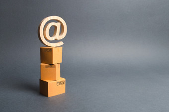 桩纸板盒子和电子邮件象征商业购物在线发展互联网网络贸易广告服务电子商务销售货物通过在线交易平台