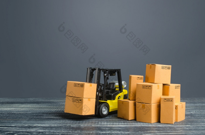 黄色的叉车卡车和纸板盒子生产运输货物存储运费航运零售运输物流基础设施进口和出口货物和产品交付
