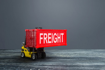 黄色的叉车携带红色的运费容器运输物流基础设施<strong>进</strong>口和出口货物和产品<strong>仓</strong>库货物交通强大的经济世界全球化
