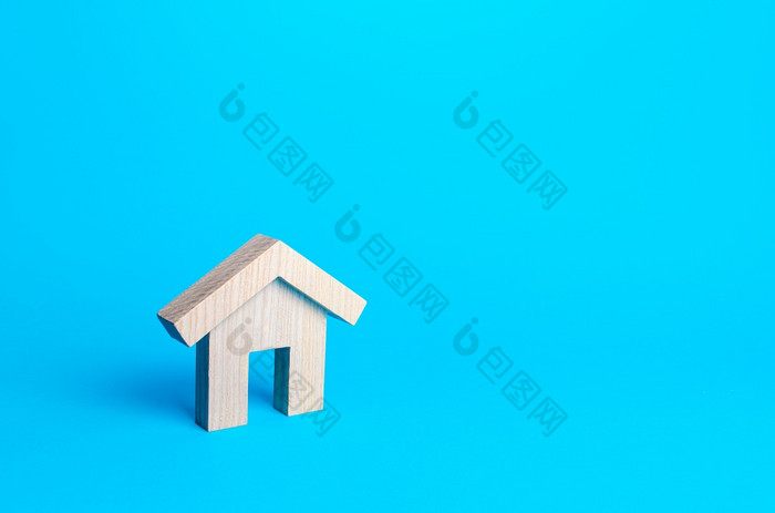 木小雕像住宅建筑蓝色的背景极简主义抵押贷款贷款负担得起的住房租金出售真正的房地产建设行业房地产经纪人服务复制空间
