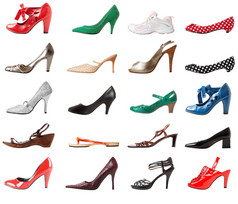 色彩斑斓的集合不同的女鞋子孤立的在白色背景