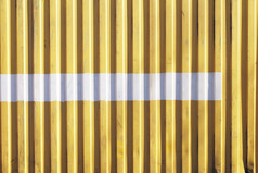 老黄色的金属货物容器与白色条纹