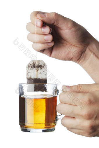 手提升使用茶袋从透明的茶杯子