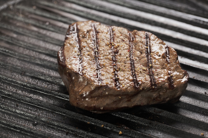 牛肉里脊肉牛排与胡椒烧烤锅