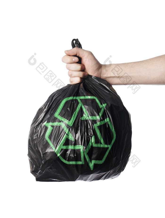 男人。持有黑色的垃圾回来与绿色回收象征
