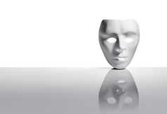 白色塑料面具反光表面