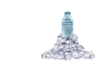 呈现清晰的水<strong>与</strong>宠物水瓶孤立的白色背景的瓶可以剪和取代<strong>与你</strong>的瓶