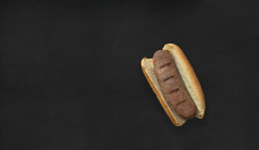 关闭视图美味的热狗孤立的黑色的背景合适的为你的食物设计项目