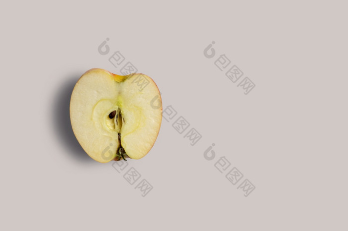 前视图新鲜的一半红色的苹果孤立的灰色背景合适的为你的设计项目