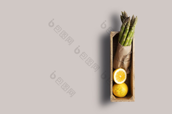 前视图柠檬和芦笋孤立的木背景合适的为你的设计项目