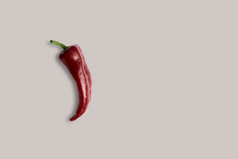 前视图新鲜的红色的辣椒孤立的灰色背景合适的为你的设计项目