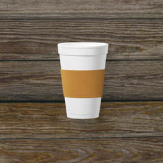 前视图咖啡杯与纸处理孤立的木背景