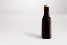 啤酒瓶模型与空白标签白色背景啤酒节概念