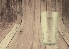 空透明的啤酒玻璃孤立的木背景
