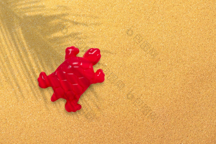红色的塑料乌龟沙子海滩背景特写镜头孩子们玩具为洗澡婴儿教育游戏为孩子们学前教育教育布局准备玩具为的设计师网站