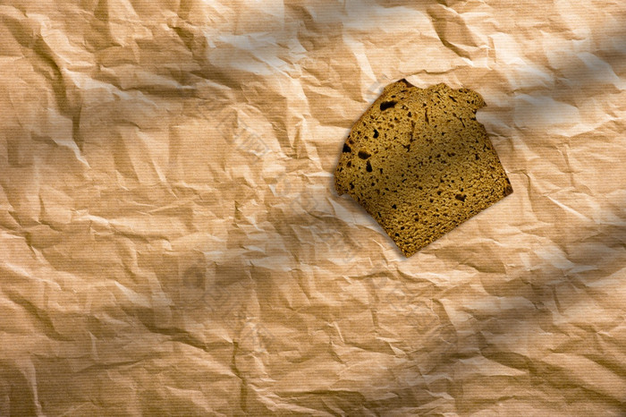 切片黑麦面包孤立的棕色（的）背景片棕色（的）面包包装棕色（的）纸