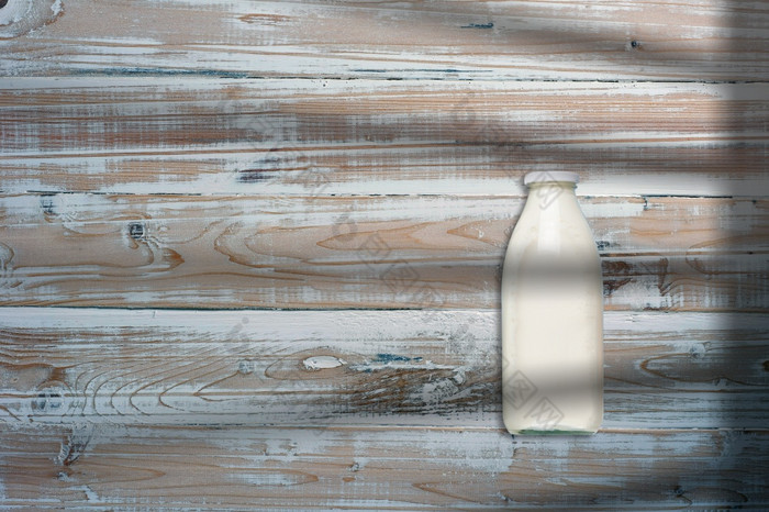 牛奶瓶有创意的概念上的前视图平躺作文与复制空间孤立的