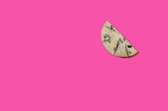 奶酪一块有创意的概念上的前视图平躺作文与复制空间孤立的粉红色的背景最小的风格