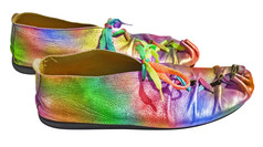 色彩斑斓的女士们鞋子与五彩缤纷的鞋带