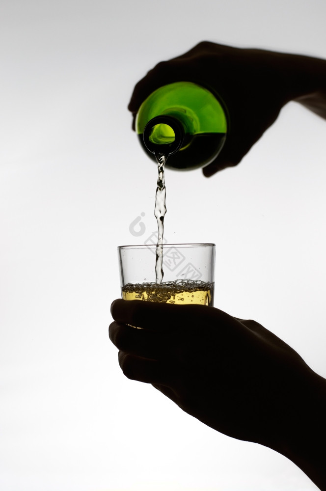 轮廓女手倒酒从瓶图片