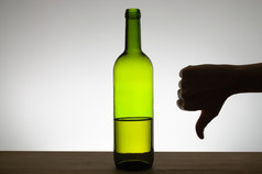 轮廓手显示拇指下来手势下一个瓶酒