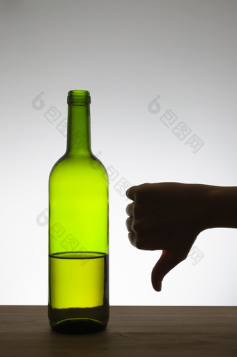 轮廓手显示拇指下来手势下一个瓶酒