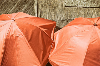 高角视图两个橙色彩色的雨伞高角视图橙色彩色的雨伞