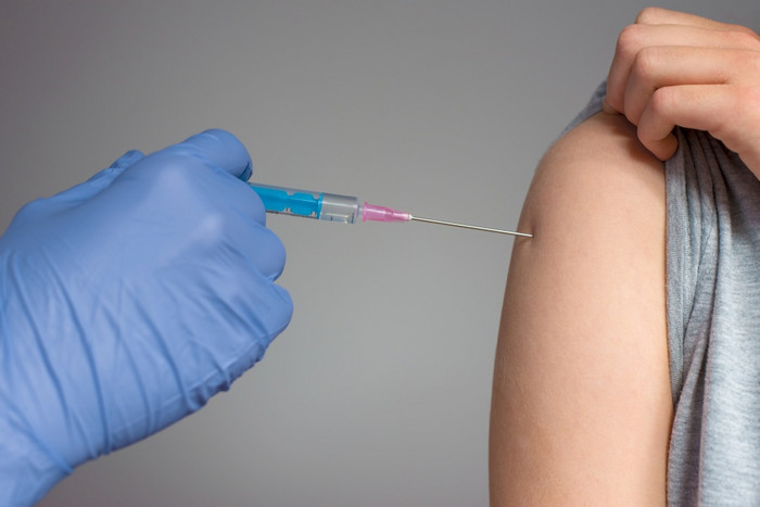 疫苗接种概念医生准备接种疫苗的病人医生准备接种疫苗的病人
