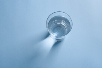 前视图玻璃清洁喝水蓝色的背景与Copyspace前视图玻璃清洁喝水蓝色的背景