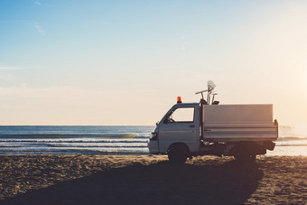 车清洁服务的海滩日出环境保护概念与复制空间车清洁服务的海滩日出