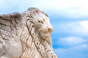 长翅膀的狮子头细节古董雕像