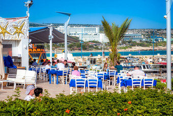 圣地纳帕塞浦路斯4月人户外餐厅前面的海圣地纳帕塞浦路斯4月人户外餐厅前面的海