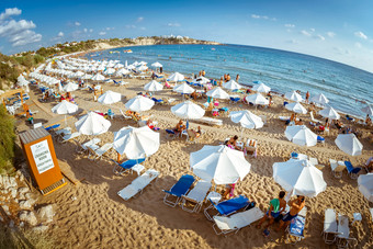 帕福斯塞浦路斯8月行海滩休息室和太阳雨伞珊瑚湾海滩附近佩亚村帕福斯塞浦路斯8月行海滩休息室和太阳雨伞珊瑚湾海滩附近佩亚村