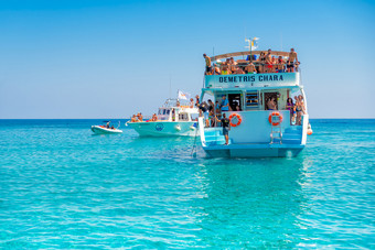 圣地纳帕塞浦路斯7月船与游客帆沿着的海岸圣地纳帕塞浦路斯7月船与游客帆沿着的海岸