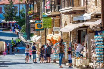 帕诺莱夫卡拉塞浦路斯6月<strong>风</strong>景优美的街视图与许多游客莱夫卡拉村帕诺莱夫卡拉塞浦路斯6月<strong>风</strong>景优美的街视图与许多游客莱夫卡拉村