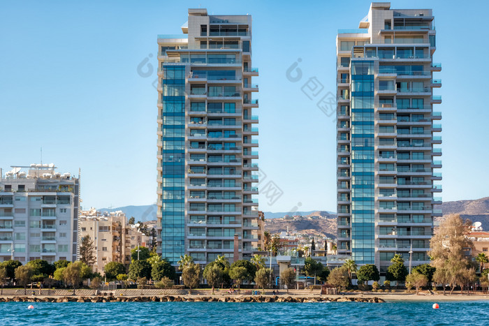 利马索尔海前面与高上升住宅建筑和行人人行道塞浦路斯利马索尔海前面与高上升住宅建筑和行人人行道塞浦路斯