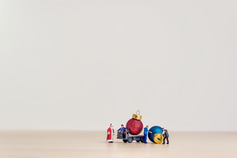 玩具卡车携带圣诞节装饰球圣诞节概念与复制空间玩具卡车携带圣诞节装饰球圣诞节概念与复制空间