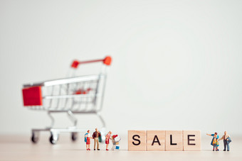 出售标志前面微型购物者零售概念出售标志前面微型购物者零售概念