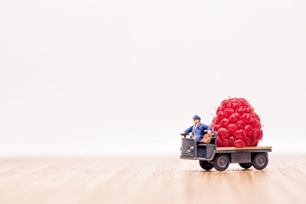 微型卡车加载与巨大的<strong>树莓水果</strong>交付概念