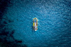 黄色的巡航船完整的游客帆沿着的海岸圣地纳帕法马古斯塔区塞浦路斯